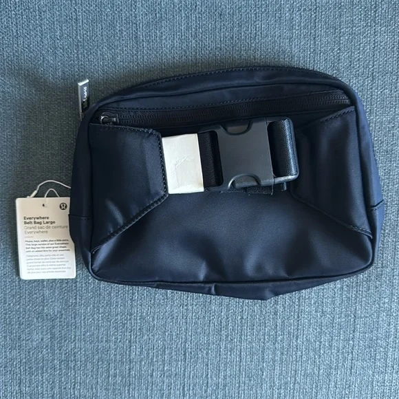 lululemon athletica Everywhere Belt Bag Large (True Navy) - Picture 2 of 3